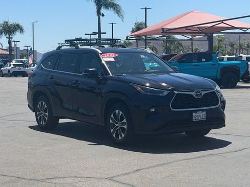 Used 2022 Toyota Highlander XLE FWD image 3