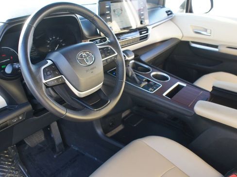 Used 2024 Toyota Sienna XLE image 14