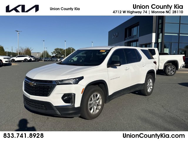 Used 2023 Chevrolet Traverse LS FWD image 1