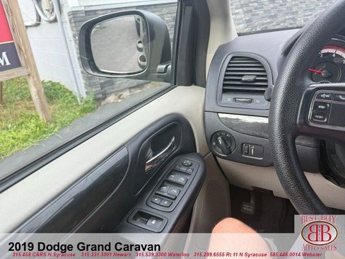 Used 2019 Dodge Grand Caravan SE w/ UConnect Hands-Free Group image 18