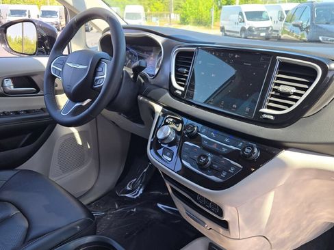 Certified 2024 Chrysler Pacifica Touring-L FWD image 9