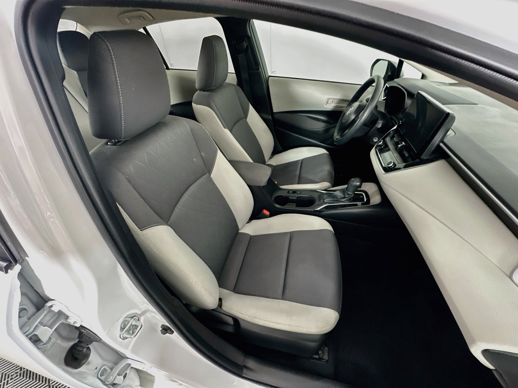 Used 2025 Toyota Corolla LE FWD image 29