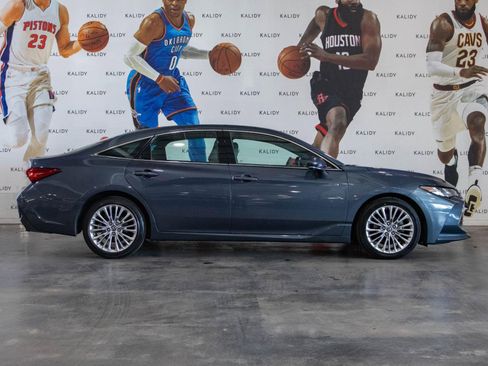 Used 2019 Toyota Avalon Limited image 19