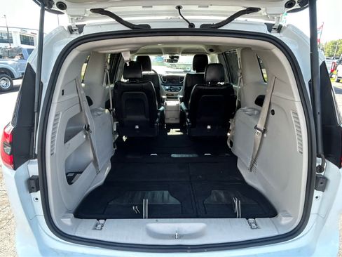 Used 2023 Chrysler Pacifica Touring-L FWD image 7