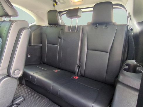 Used 2023 Toyota Highlander XLE FWD image 11
