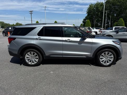 Used 2025 Ford Explorer Platinum w/ LUX Leather Package AWD/4WD image 8
