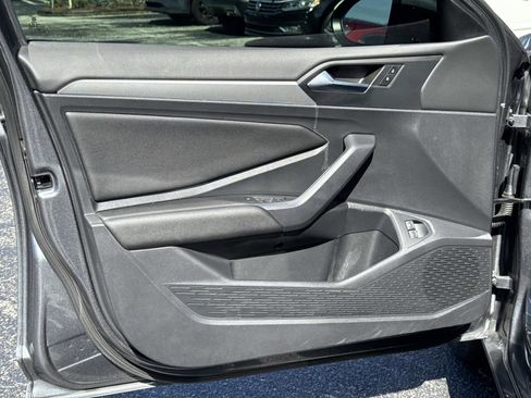 Used 2021 Volkswagen Jetta SE w/ SE Cold Weather Package image 17