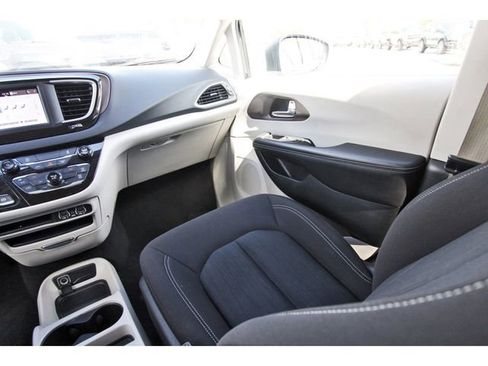 Used 2023 Chrysler Voyager LX image 9