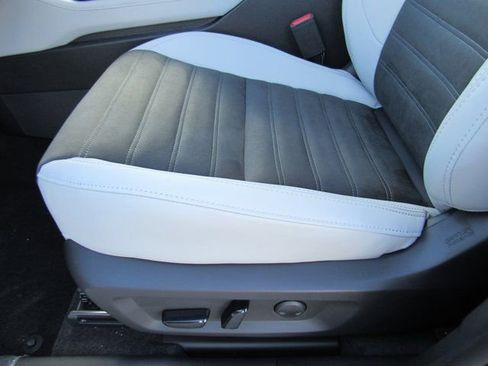 New 2026 Mitsubishi Outlander SE FWD image 13