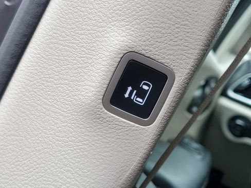 Used 2023 Chrysler Pacifica Touring-L FWD image 32
