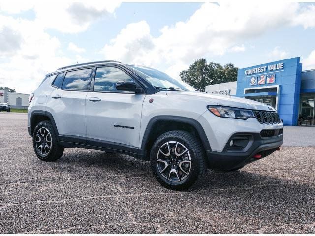 Used 2025 Jeep Compass Trailhawk AWD/4WD image 5