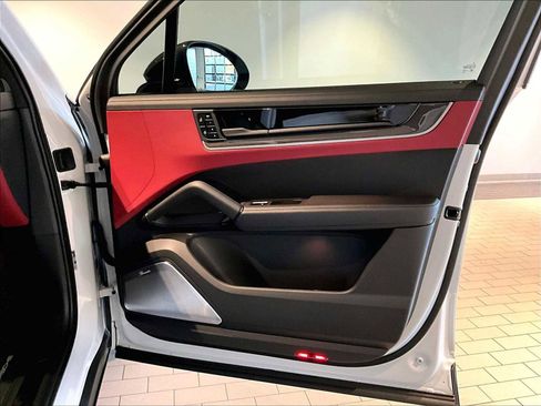 Used 2025 Porsche Cayenne Turbo image 27