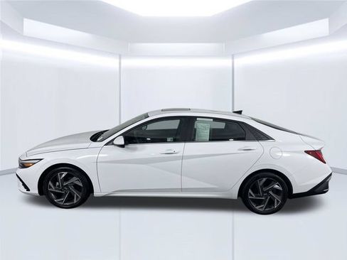 Used 2025 Hyundai Elantra SEL FWD image 14