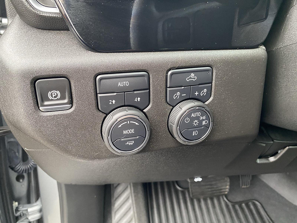 Certified 2025 Chevrolet Silverado 1500 RST AWD/4WD image 22