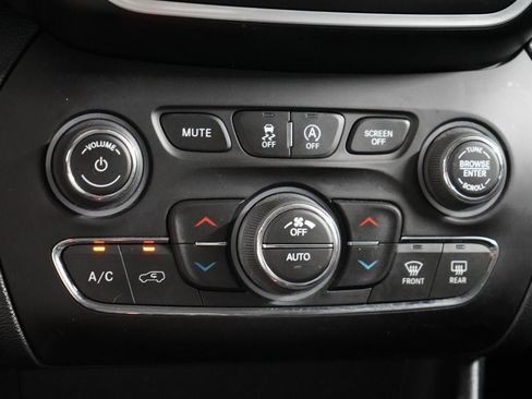 Used 2022 Jeep Cherokee Latitude Lux AWD/4WD image 17