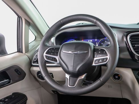 Used 2023 Chrysler Pacifica Touring-L FWD image 12