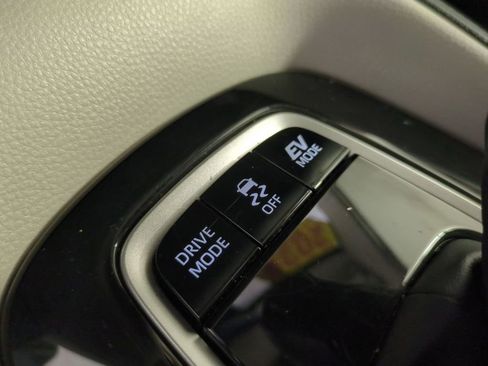 Used 2025 Toyota Corolla LE image 24