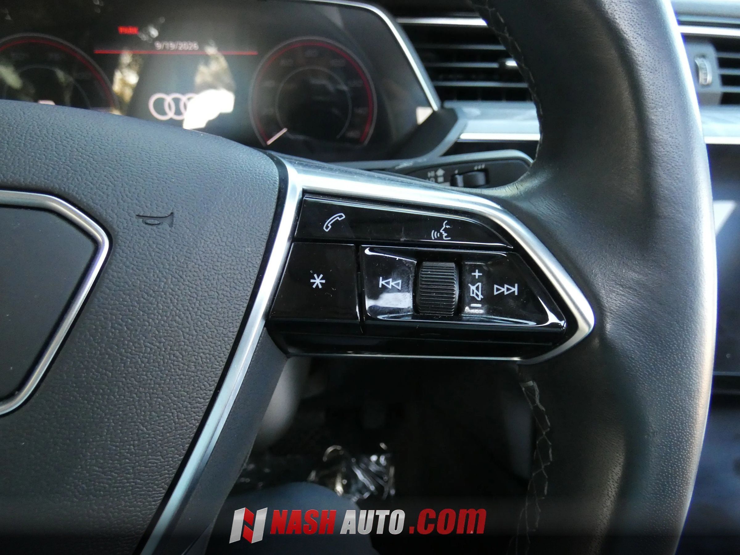 Used 2022 Audi e-tron Premium Plus w/ Premium Plus Package AWD/4WD image 65