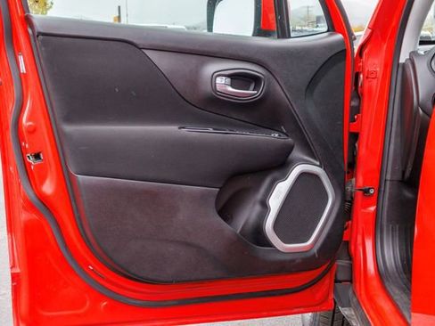 Used 2018 Jeep Renegade Latitude w/ Cold Weather Group FWD image 15