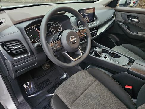 Used 2023 Nissan Rogue SV image 9