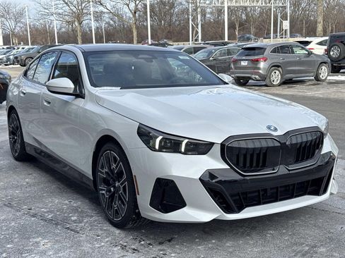 New 2026 BMW 550e xDrive w/ Premium Package image 3