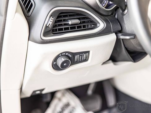 Used 2022 Chrysler Pacifica Touring-L image 23