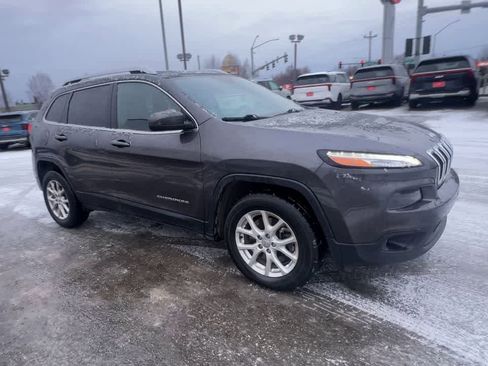 Used 2016 Jeep Cherokee Latitude w/ Cold Weather Group AWD/4WD image 2