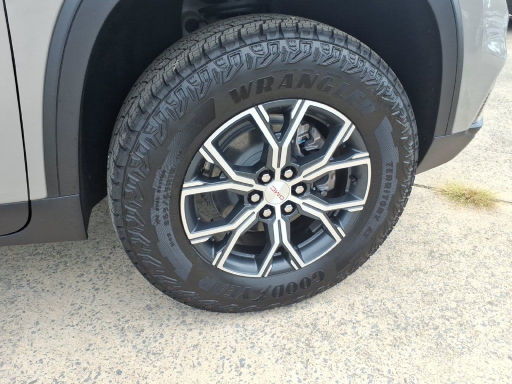 New 2026 GMC Acadia AT4 w/ LPO, Floor Liner Package AWD/4WD image 9