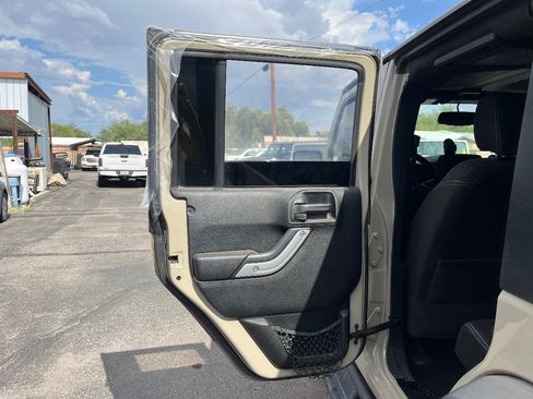 Used 2017 Jeep Wrangler Unlimited Rubicon w/ Connectivity Group AWD/4WD image 14