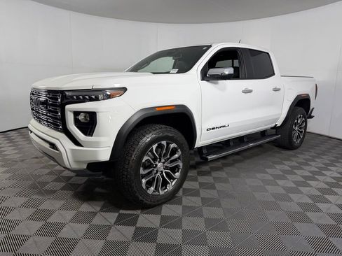 Used 2023 GMC Canyon Denali image 2