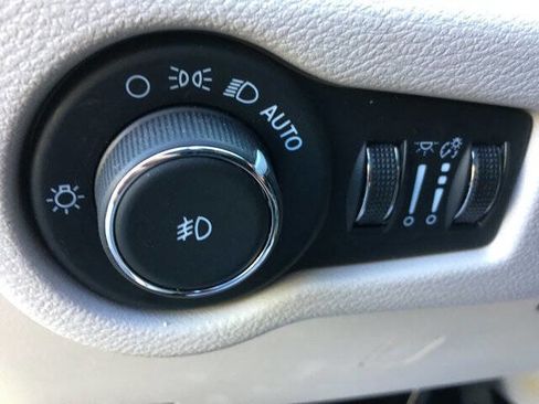Used 2024 Chrysler Pacifica Touring-L FWD image 12