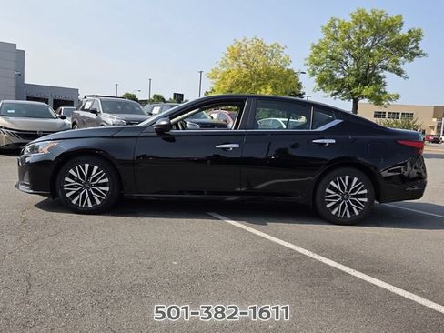 Used 2025 Nissan Altima 2.5 SV FWD image 2