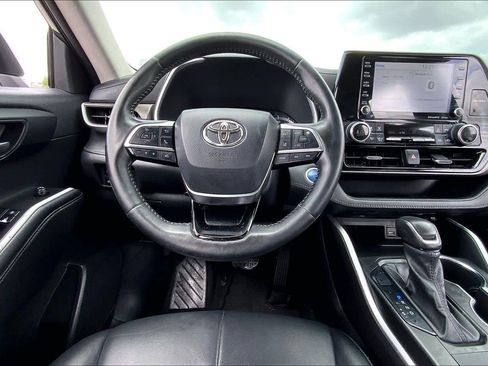 Used 2021 Toyota Highlander XLE image 6