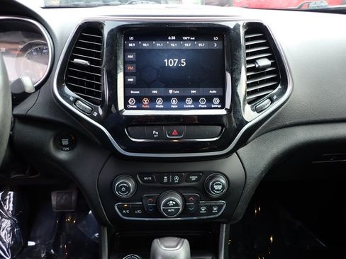 Used 2019 Jeep Cherokee Limited w/ Trailer Tow Group AWD/4WD image 17