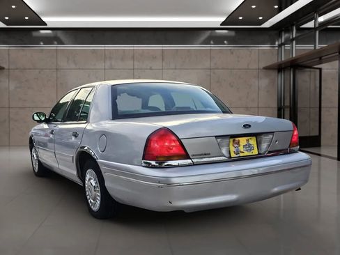 Used 2001 Ford Crown Victoria RWD image 4