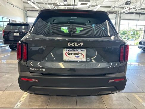 Used 2023 Kia Sorento LX FWD image 13
