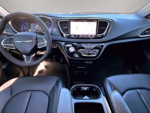 Used 2025 Chrysler Pacifica Select image 7