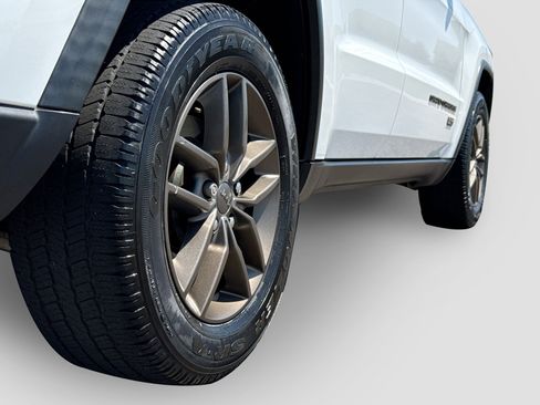 Used 2017 Jeep Grand Cherokee Laredo AWD/4WD image 13