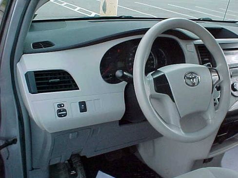 Used 2011 Toyota Sienna w/ Towing Pkg FWD image 21
