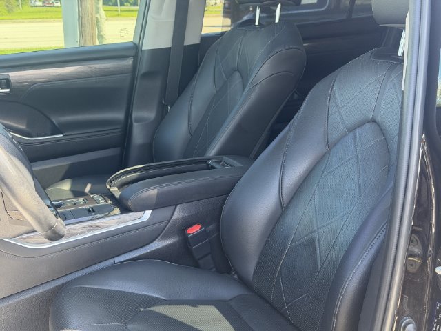 Used 2020 Toyota Highlander Platinum FWD image 16