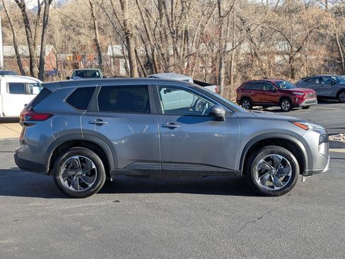 Used 2024 Nissan Rogue SV image 2