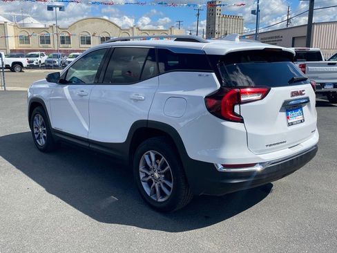 Used 2024 GMC Terrain SLT image 12