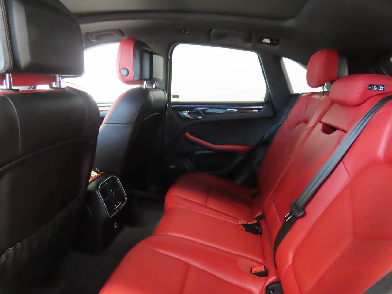 Used 2021 Porsche Macan S AWD/4WD image 18