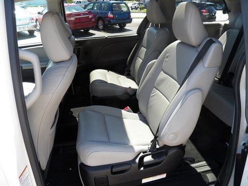 Used 2015 Toyota Sienna Limited Premium w/ Advanced Technology Package FWD image 11