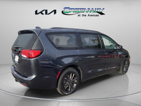 Used 2020 Chrysler Pacifica Touring-L image 4
