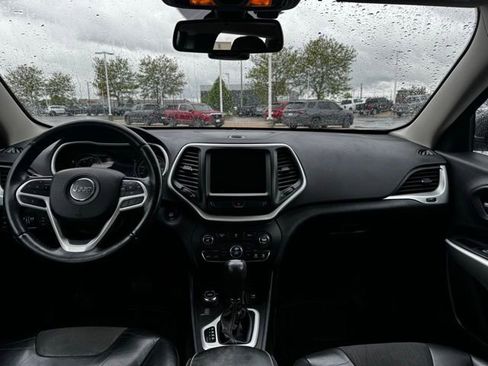 Used 2018 Jeep Cherokee Latitude Plus w/ Comfort/Convenience Group AWD/4WD image 18