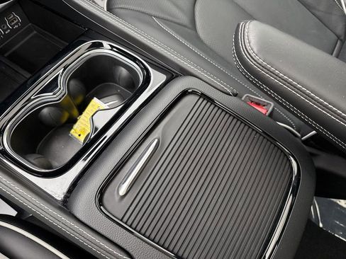 Used 2024 Chrysler Pacifica Limited w/ S Appearance Package image 28