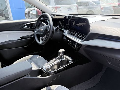 Used 2025 Chevrolet Trax LT w/ LT Convenience Package FWD image 12