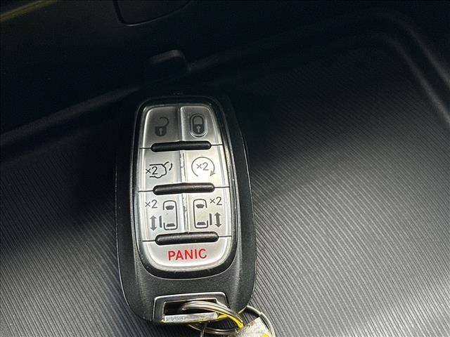 Used 2023 Chrysler Pacifica Touring-L AWD/4WD image 28