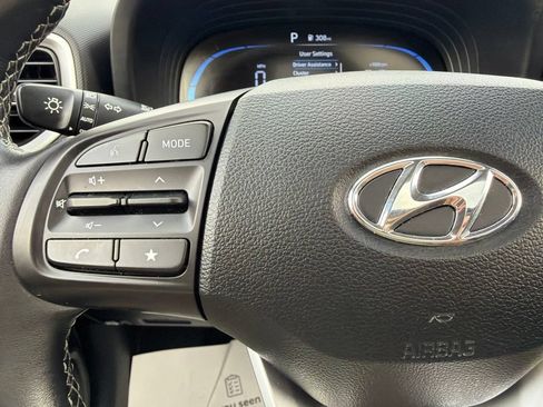 Used 2025 Hyundai Venue SEL FWD image 24